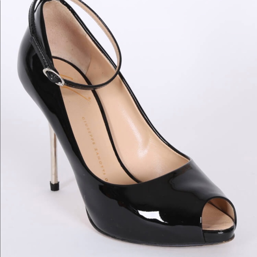 Giuseppe Zanotti Vernice stiletto ankle strap peep toe patent leather pumps.